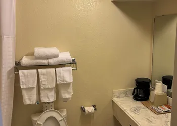 Executive Inn & Suites hotel thumbnail 6