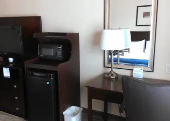 Holiday Inn Express & Suites Marshall by IHG hotel thumbnail 2