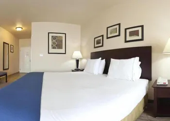 Holiday Inn Express & Suites Marshall by IHG hotel thumbnail 8