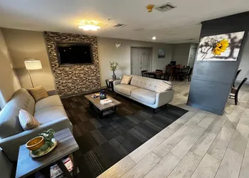 Super 8 by Wyndham Sealy hotel thumbnail 4