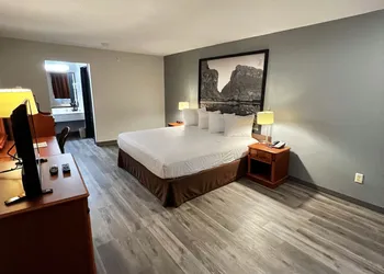 Super 8 by Wyndham Sealy hotel thumbnail 5