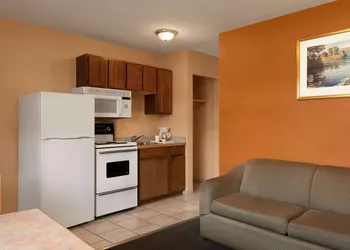 Travelodge by Wyndham Quesnel hotel thumbnail 8