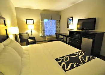 La Quinta Inn & Suites by Wyndham-Brookshire-West Katy hotel thumbnail 5