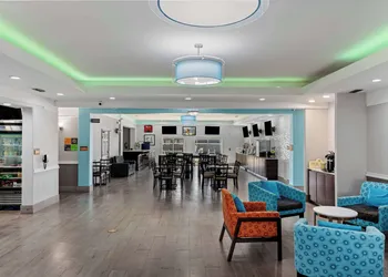 La Quinta Inn & Suites by Wyndham Raymondville hotel thumbnail 2