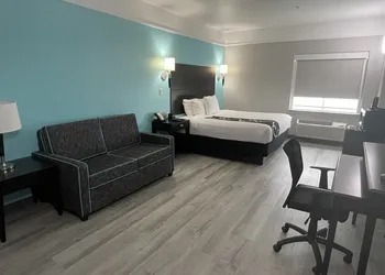 La Quinta Inn & Suites by Wyndham Raymondville hotel thumbnail 8