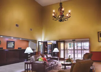 La Quinta Inn & Suites by Wyndham Alice hotel thumbnail 2