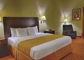 La Quinta Inn & Suites by Wyndham Alice hotel thumbnail 8