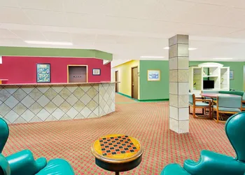 Super 8 by Wyndham Sturgeon Bay hotel thumbnail 2