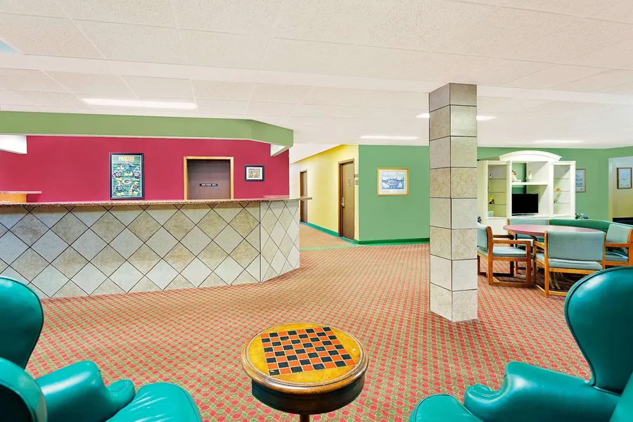Super 8 by Wyndham Sturgeon Bay hotel detail image 2