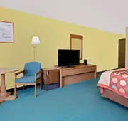 Super 8 by Wyndham Sturgeon Bay hotel detail image 3