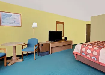 Super 8 by Wyndham Sturgeon Bay hotel thumbnail 3