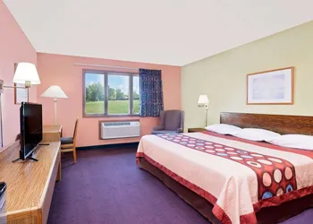 Super 8 by Wyndham Sturgeon Bay hotel thumbnail 4