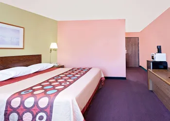 Super 8 by Wyndham Sturgeon Bay hotel thumbnail 5