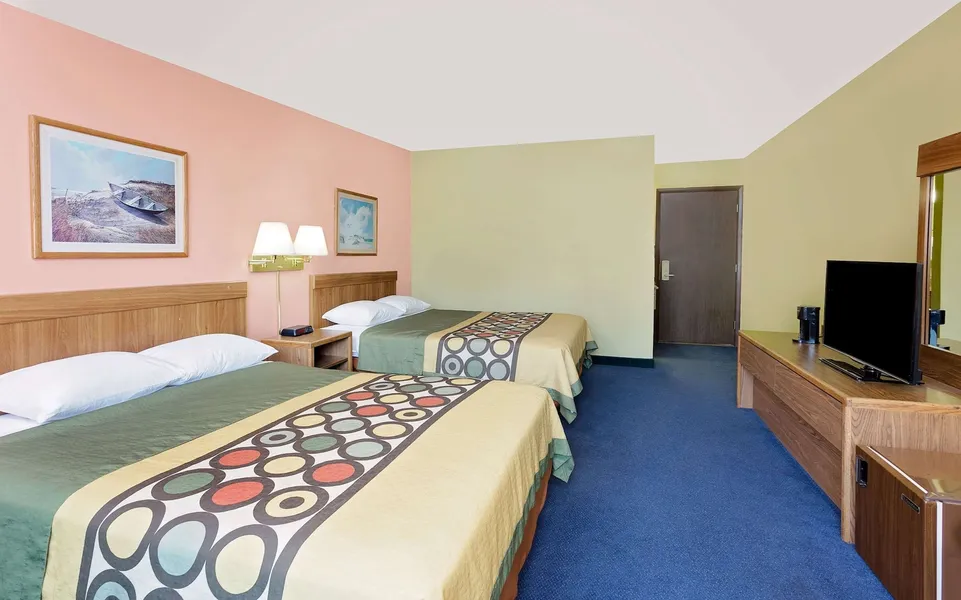 Super 8 by Wyndham Sturgeon Bay hotel detail image 6
