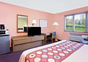 Super 8 by Wyndham Sturgeon Bay hotel thumbnail 7
