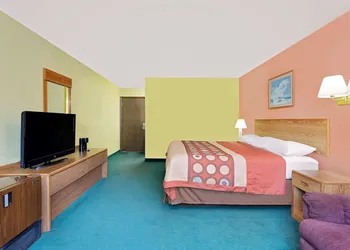 Super 8 by Wyndham Sturgeon Bay hotel thumbnail 8