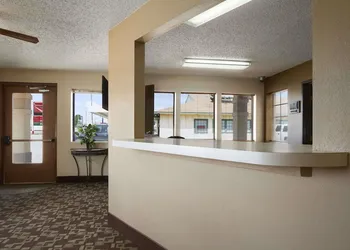 Super 8 by Wyndham Blackwell hotel thumbnail 2