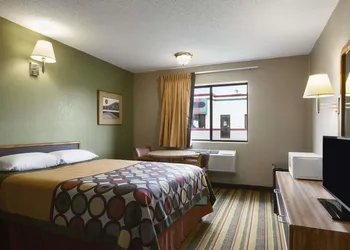 Super 8 by Wyndham Blackwell hotel thumbnail 4