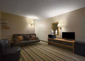 Super 8 by Wyndham Blackwell hotel thumbnail 8