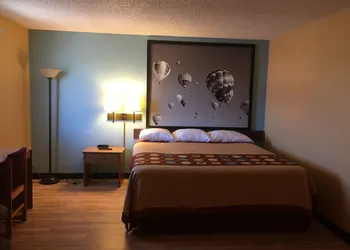 Super 8 by Wyndham Raton hotel thumbnail 3