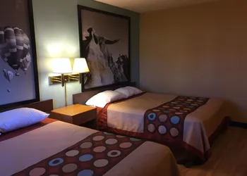 Super 8 by Wyndham Raton hotel thumbnail 6