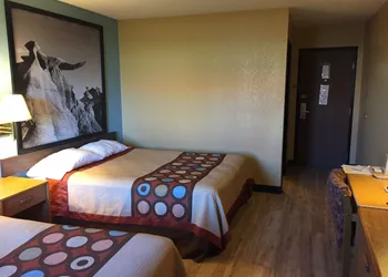 Super 8 by Wyndham Raton hotel thumbnail 8