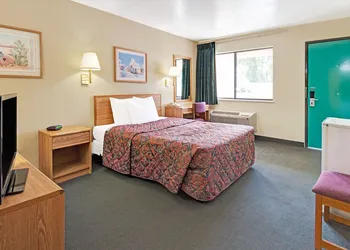Days Inn by Wyndham Espanola hotel thumbnail 4