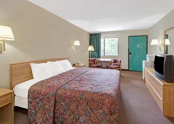 Days Inn by Wyndham Espanola hotel thumbnail 5