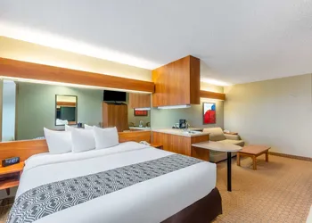 Microtel Inn & Suites by Wyndham Raton hotel thumbnail 7
