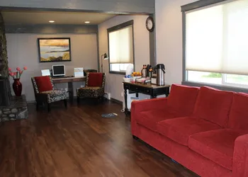 Ramada by Wyndham Campbell River hotel thumbnail 2