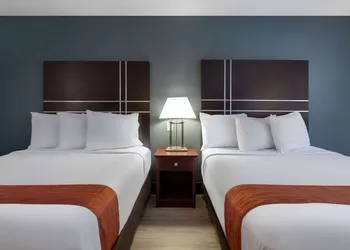 Travelodge by Wyndham Merrill hotel thumbnail 8