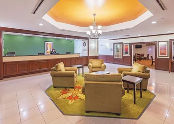 La Quinta Inn & Suites by Wyndham Columbus TX hotel thumbnail 3