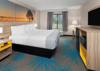 Days Inn by Wyndham Eagle River hotel thumbnail 4