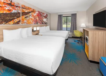 Days Inn by Wyndham Eagle River hotel thumbnail 5