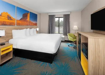 Days Inn by Wyndham Eagle River hotel thumbnail 7