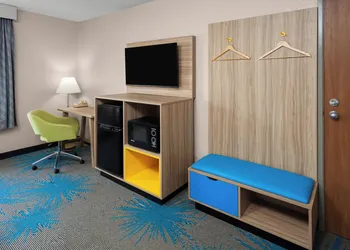 Days Inn by Wyndham Eagle River hotel thumbnail 8