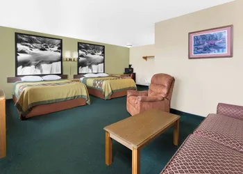 Super 8 by Wyndham Antigo hotel thumbnail 4