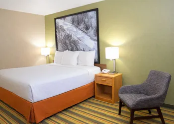 Super 8 by Wyndham Antigo hotel thumbnail 7