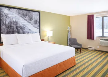 Super 8 by Wyndham Antigo hotel thumbnail 8