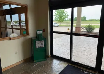 Super 8 by Wyndham Perryville hotel thumbnail 2