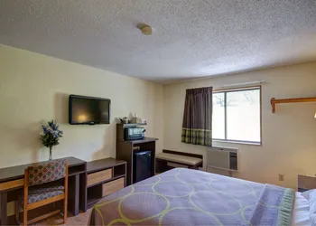 Super 8 by Wyndham Zanesville hotel thumbnail 3