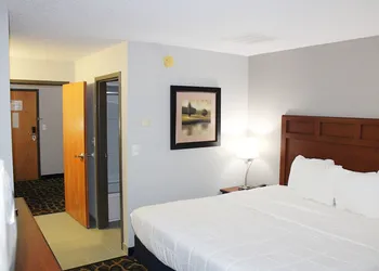 Greenlight Inn & Suites hotel thumbnail 4