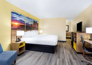 Days Inn & Suites by Wyndham Clovis hotel thumbnail 4