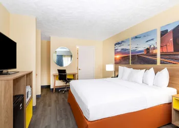 Days Inn & Suites by Wyndham Clovis hotel thumbnail 6