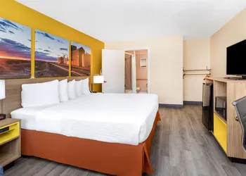 Days Inn & Suites by Wyndham Clovis hotel thumbnail 8