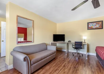 Econo Lodge Clovis hotel thumbnail 5