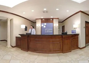 Holiday Inn Express & Suites Farmington by IHG hotel thumbnail 2