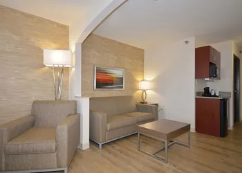 Holiday Inn Express & Suites Farmington by IHG hotel thumbnail 3