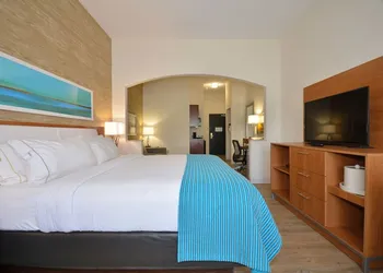 Holiday Inn Express & Suites Farmington by IHG hotel thumbnail 4