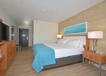 Holiday Inn Express & Suites Farmington by IHG hotel thumbnail 5